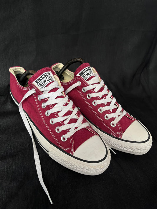 Maroon lowtop converse