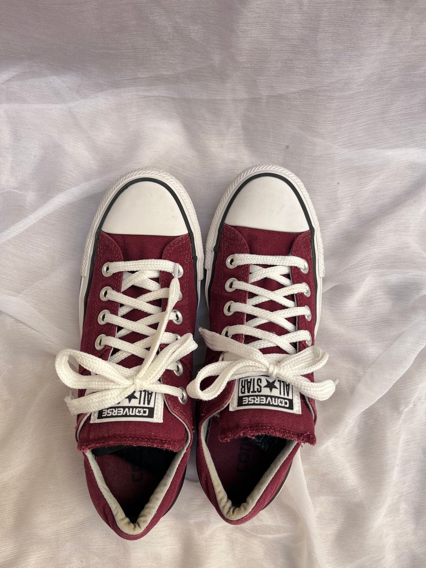 Dark maroon (deep Bordeaux) lowtop converse