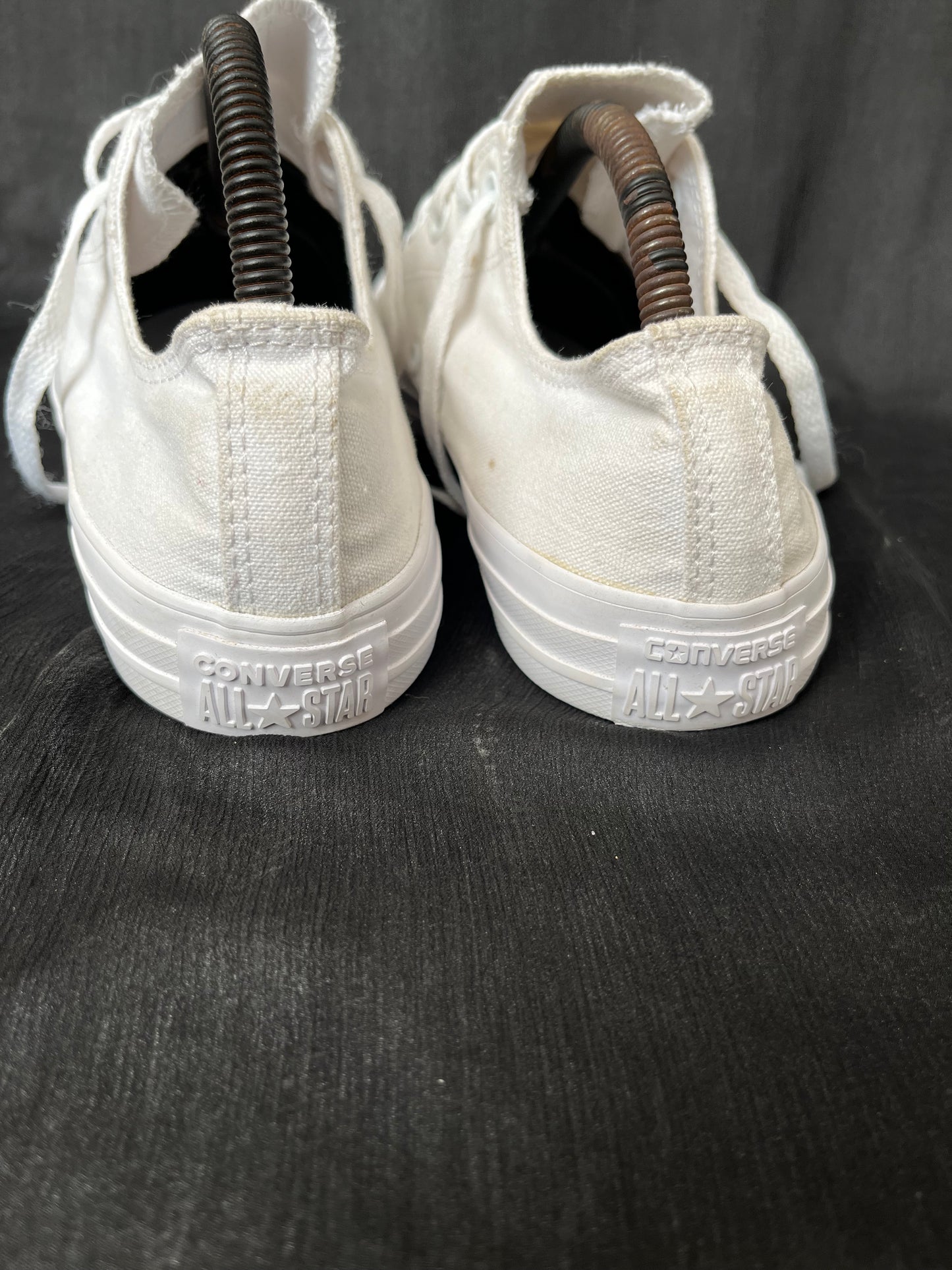 Full white lowtop converse (41.5)