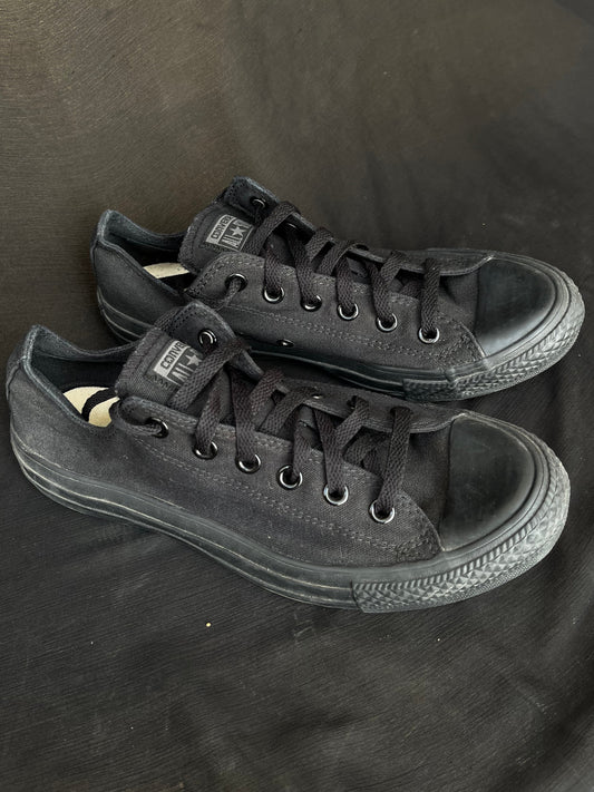 Full black lowtop converse