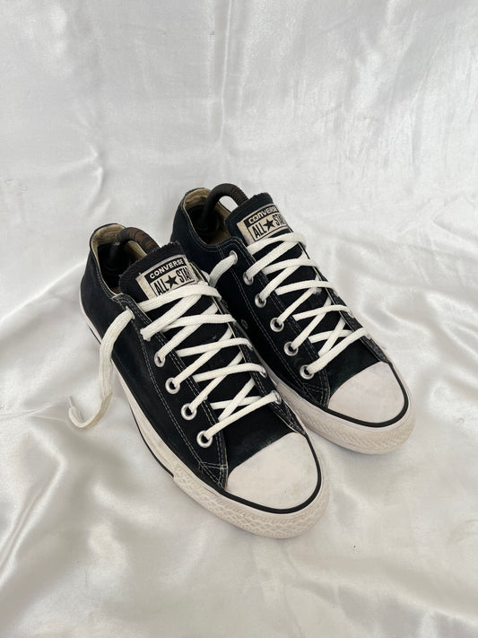 Black lowtop converse