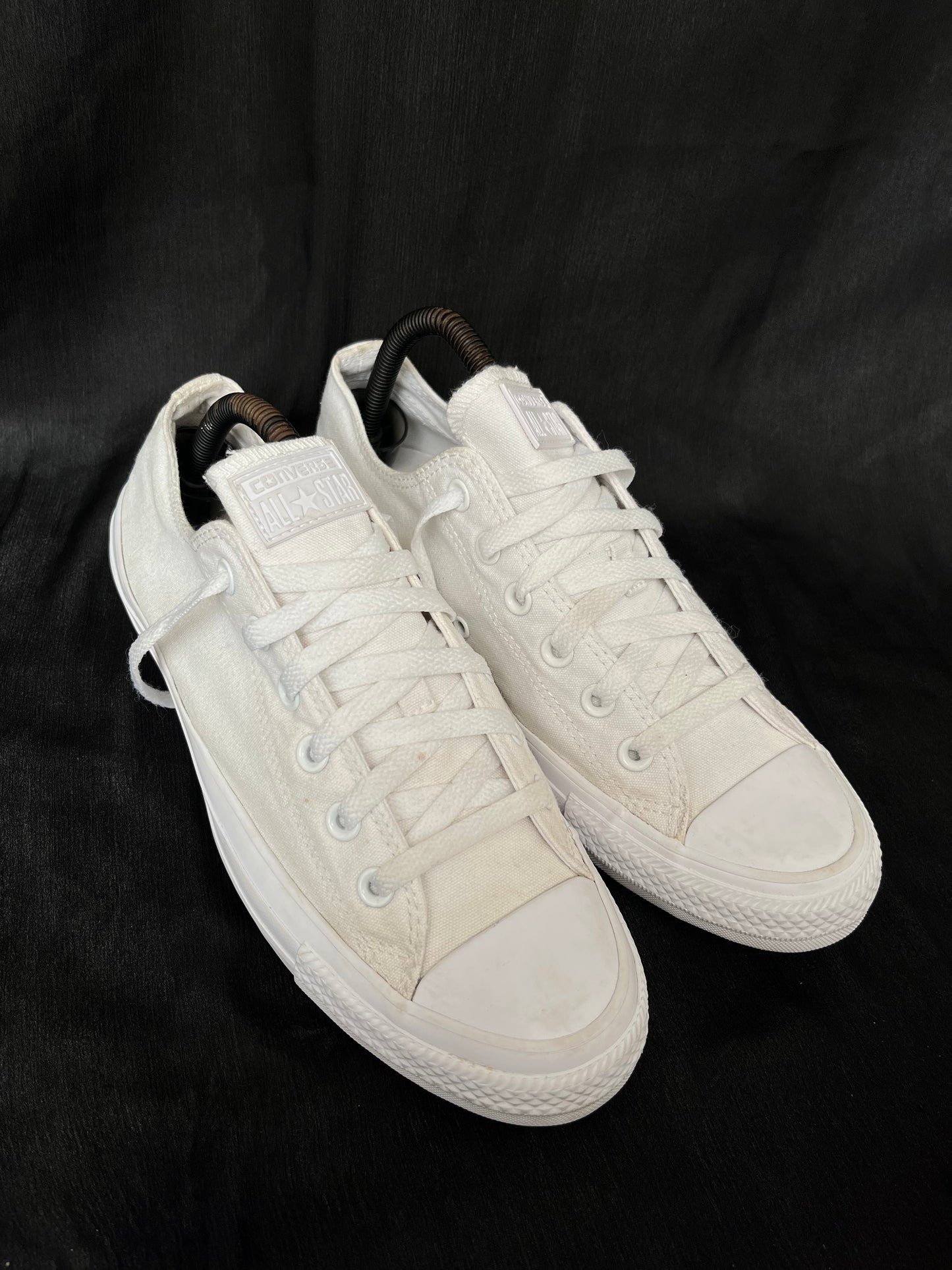 Full white lowtop converse (41.5)