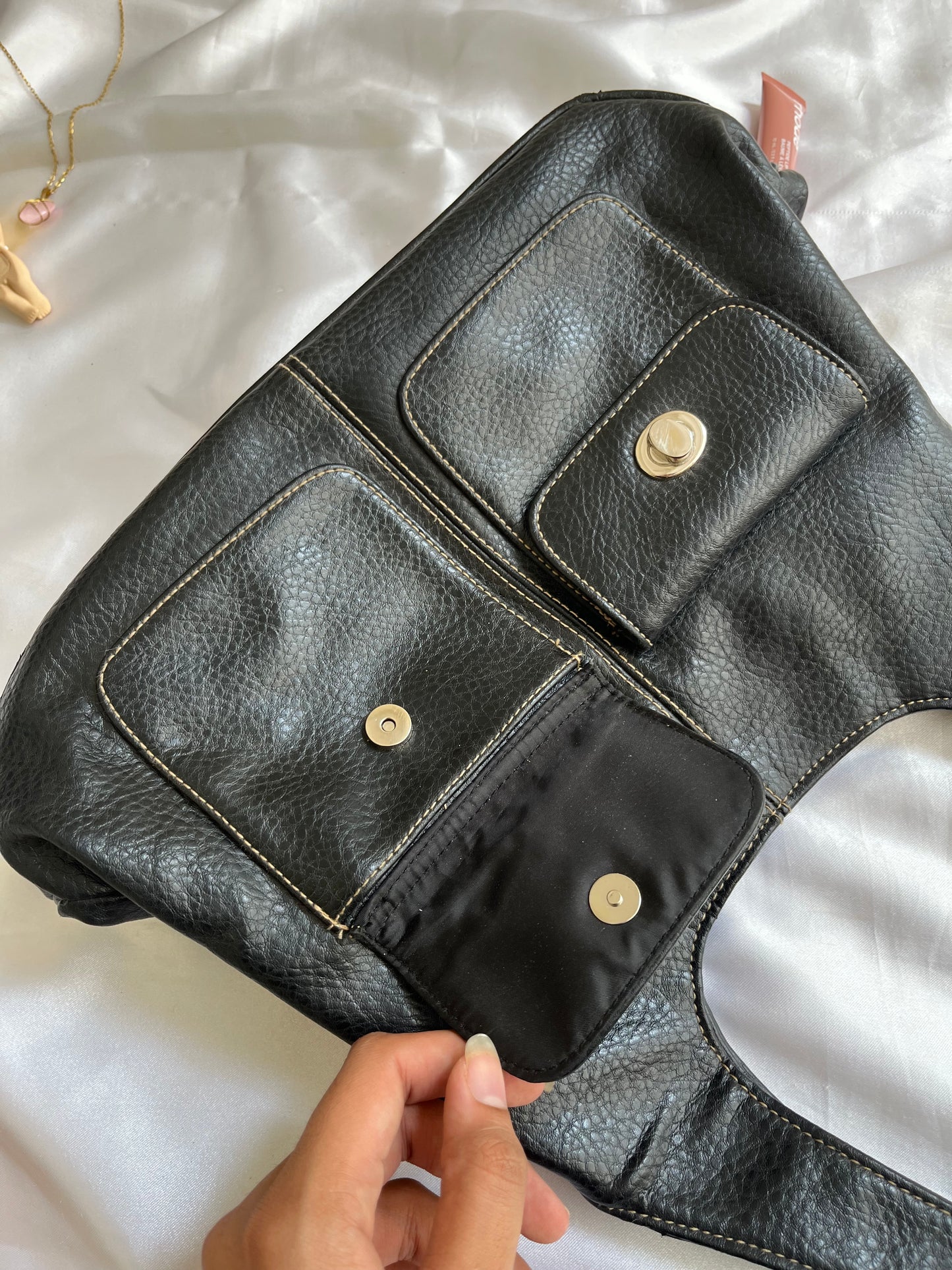 Leather shoulder bag drop