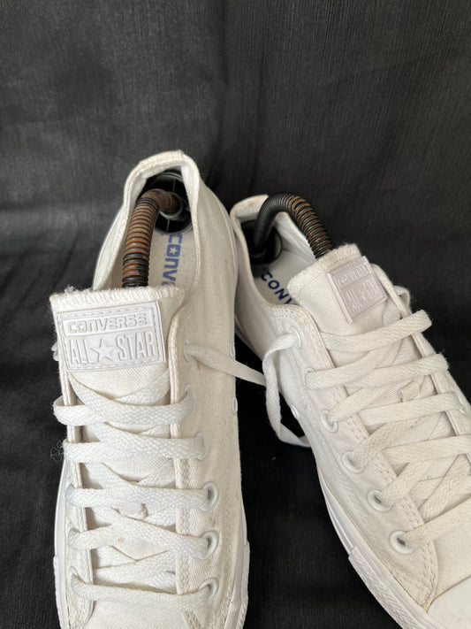 Full white lowtop converse (41.5)