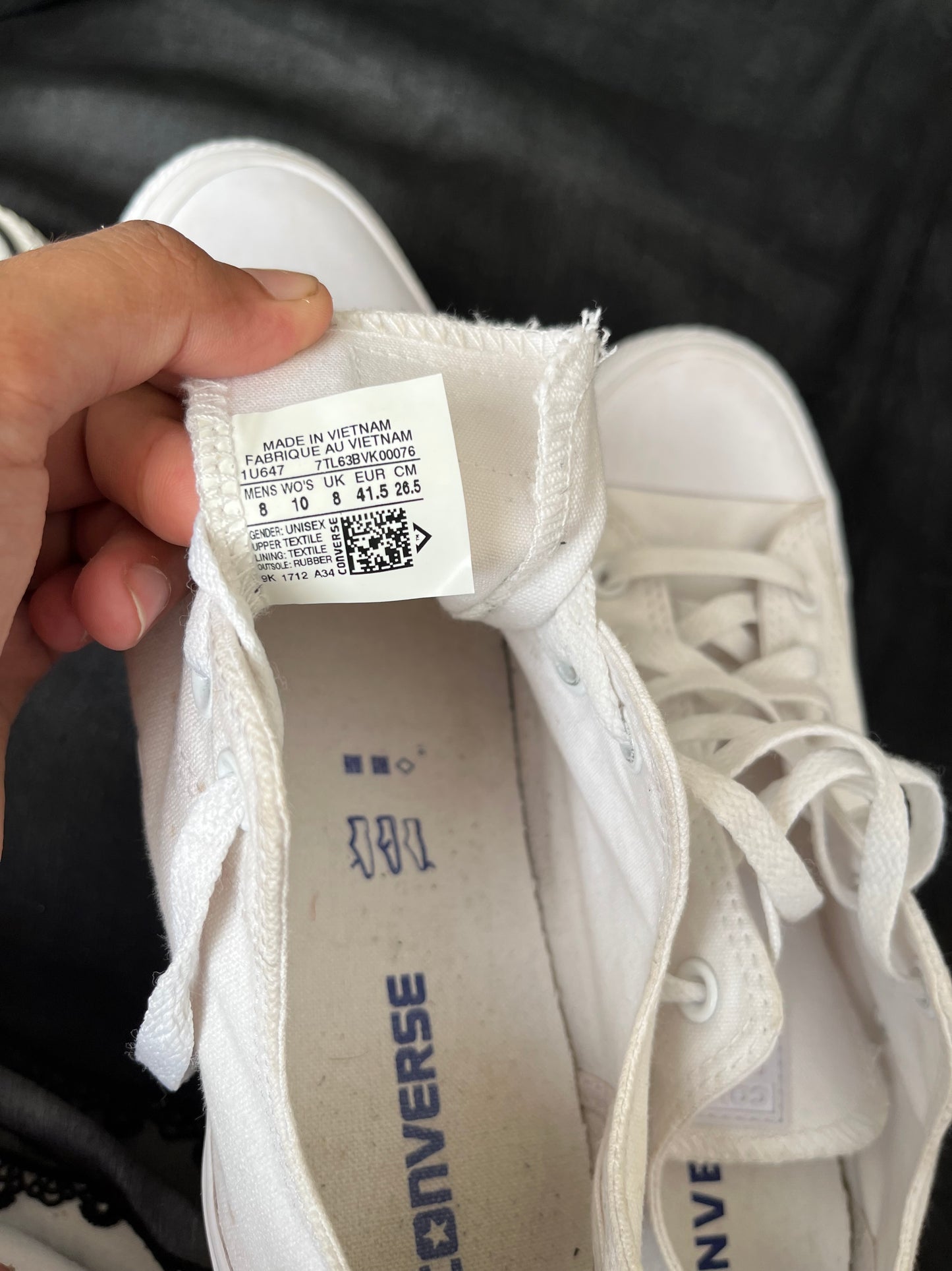 Full white lowtop converse (41.5)