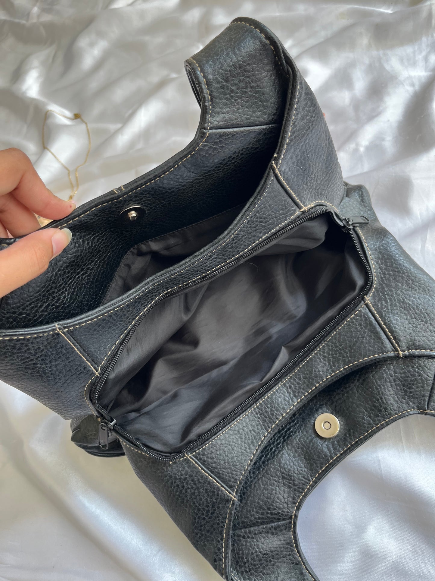 Leather shoulder bag drop