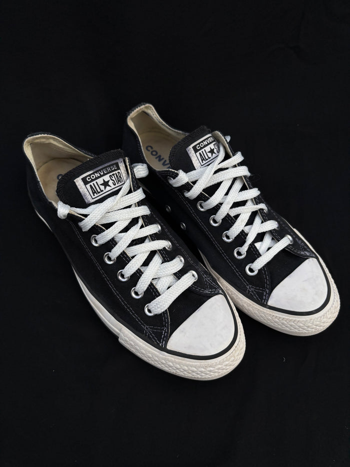 Black lowtop converse