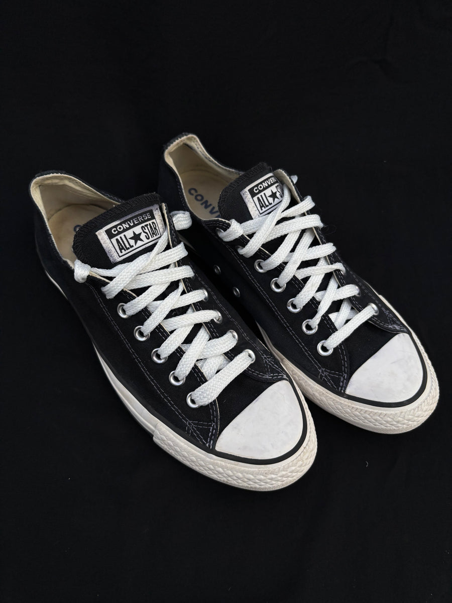 Black lowtop converse