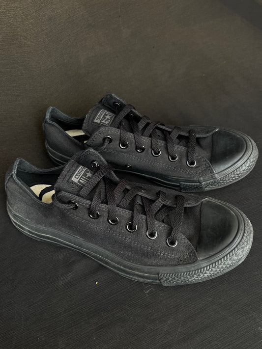 Full black lowtop converse