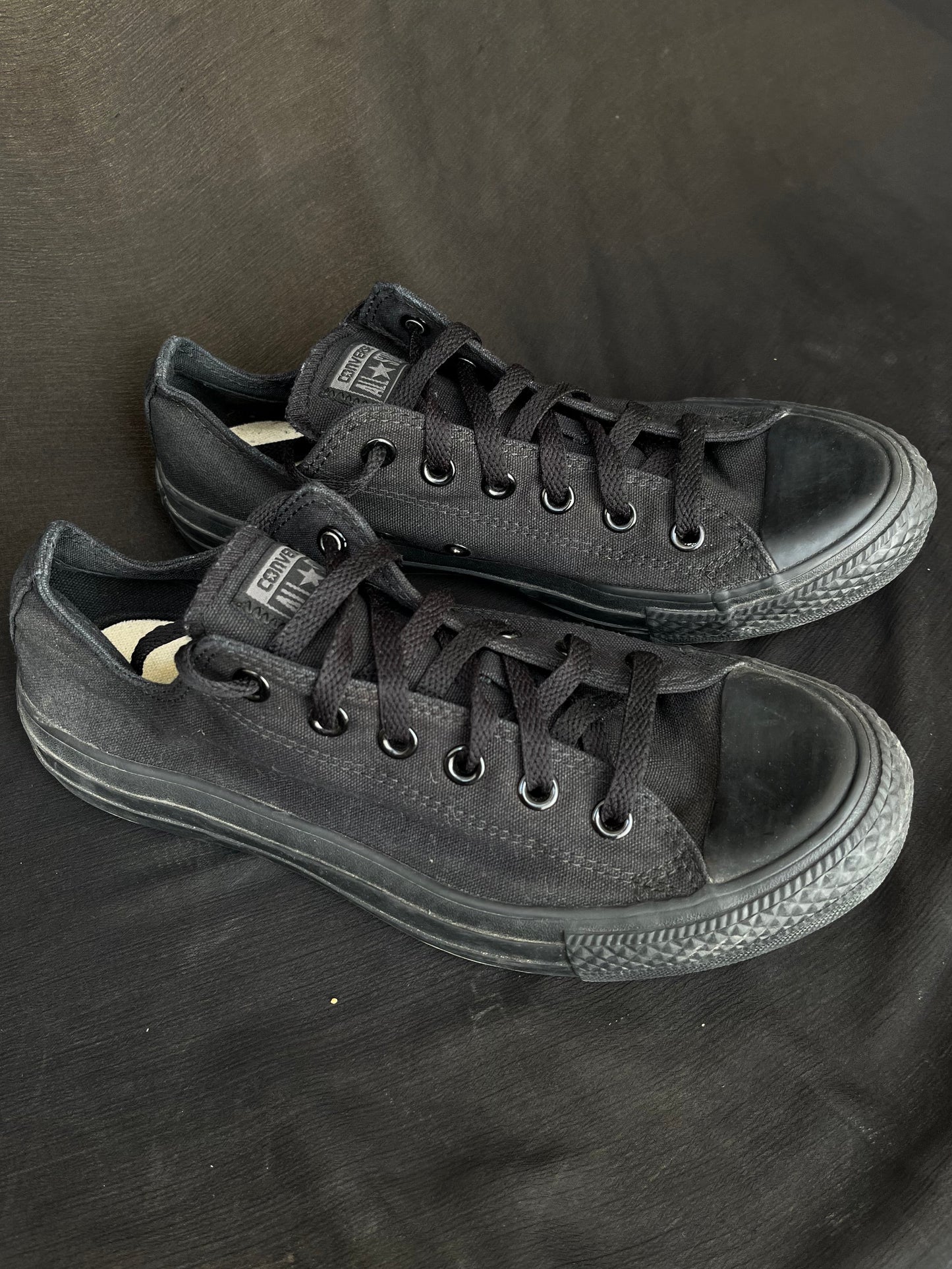 Full black lowtop converse