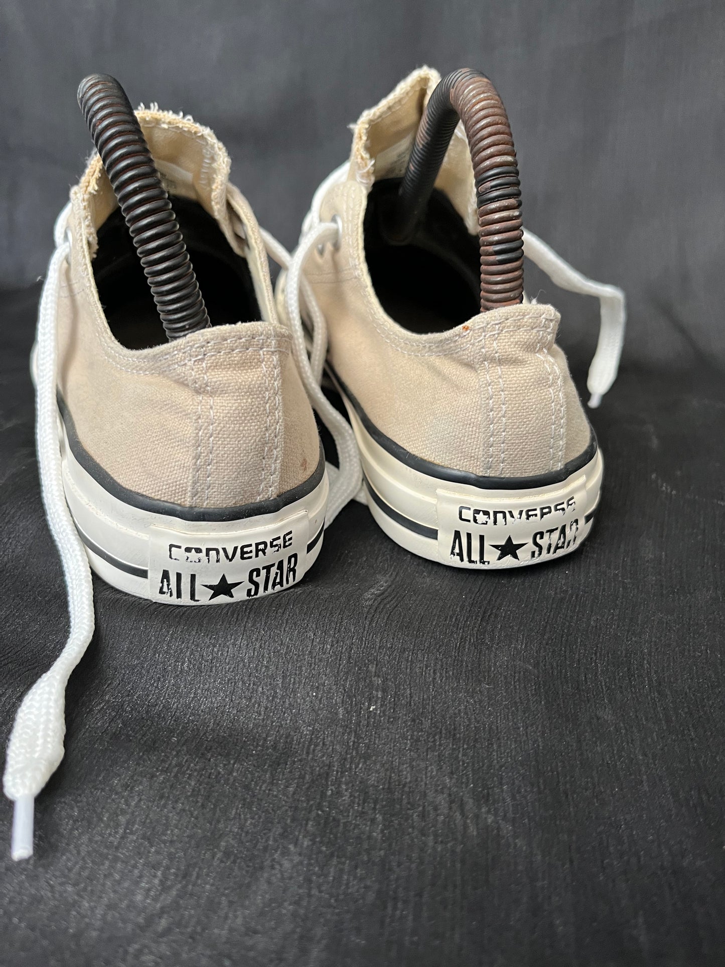 Beige lowtop converse (41)