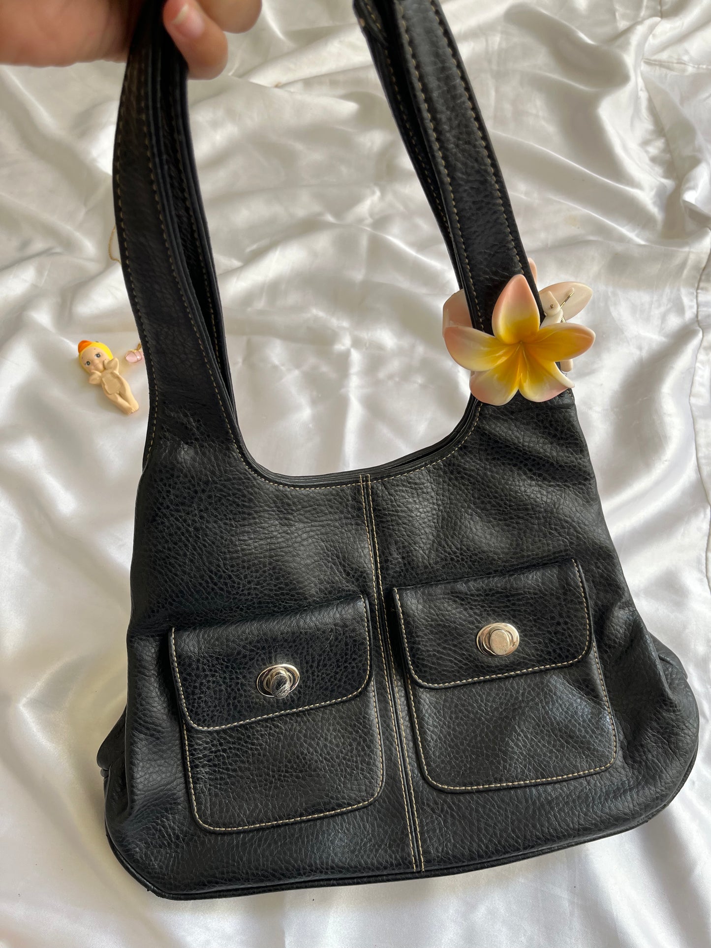 Leather shoulder bag drop