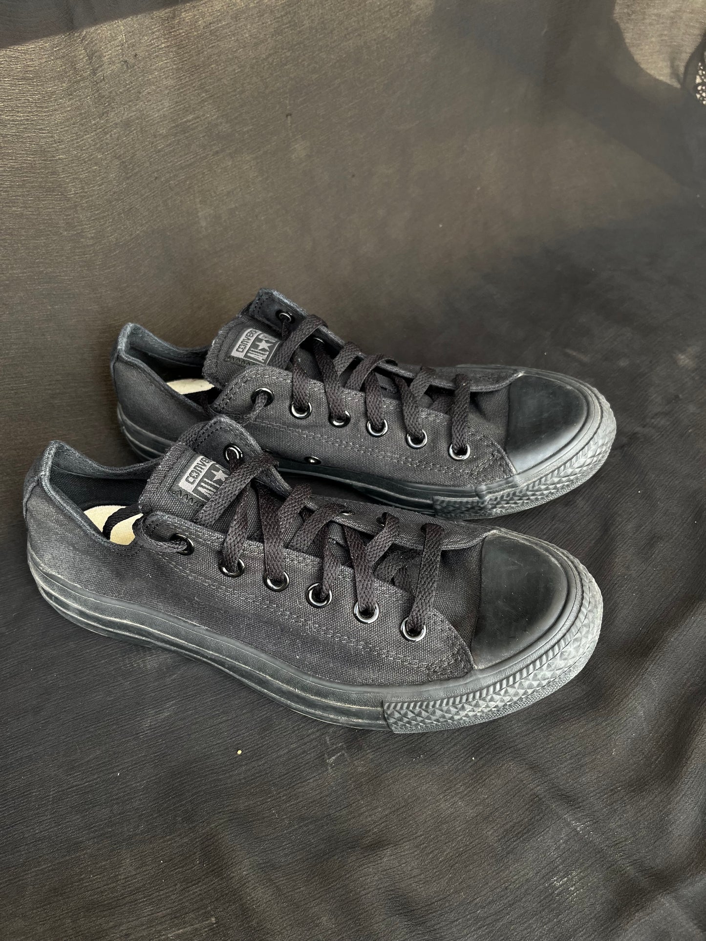 Full black lowtop converse