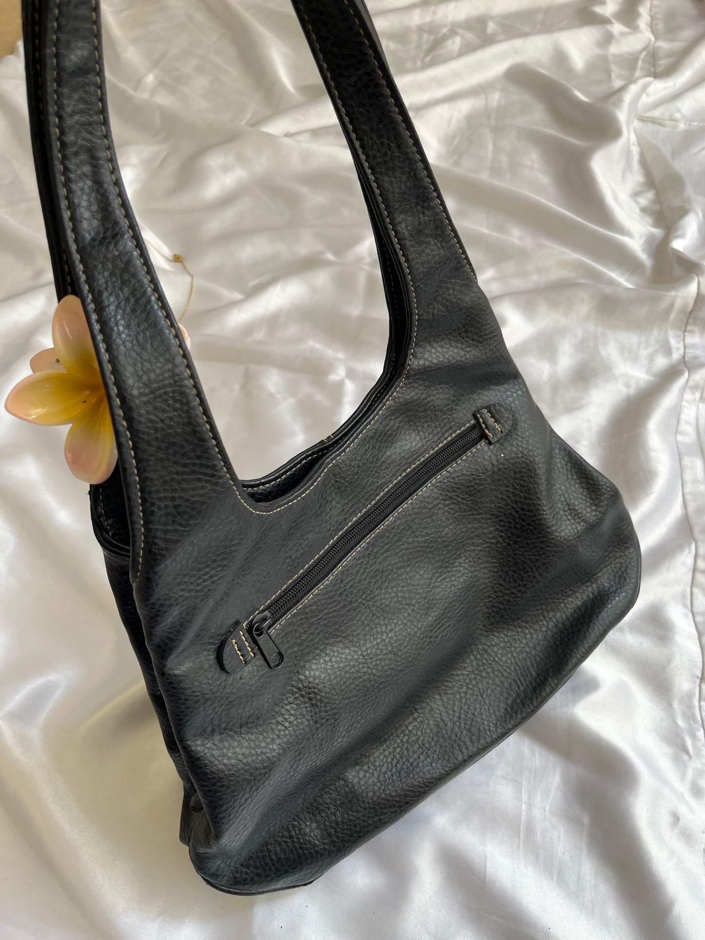 Leather shoulder bag drop