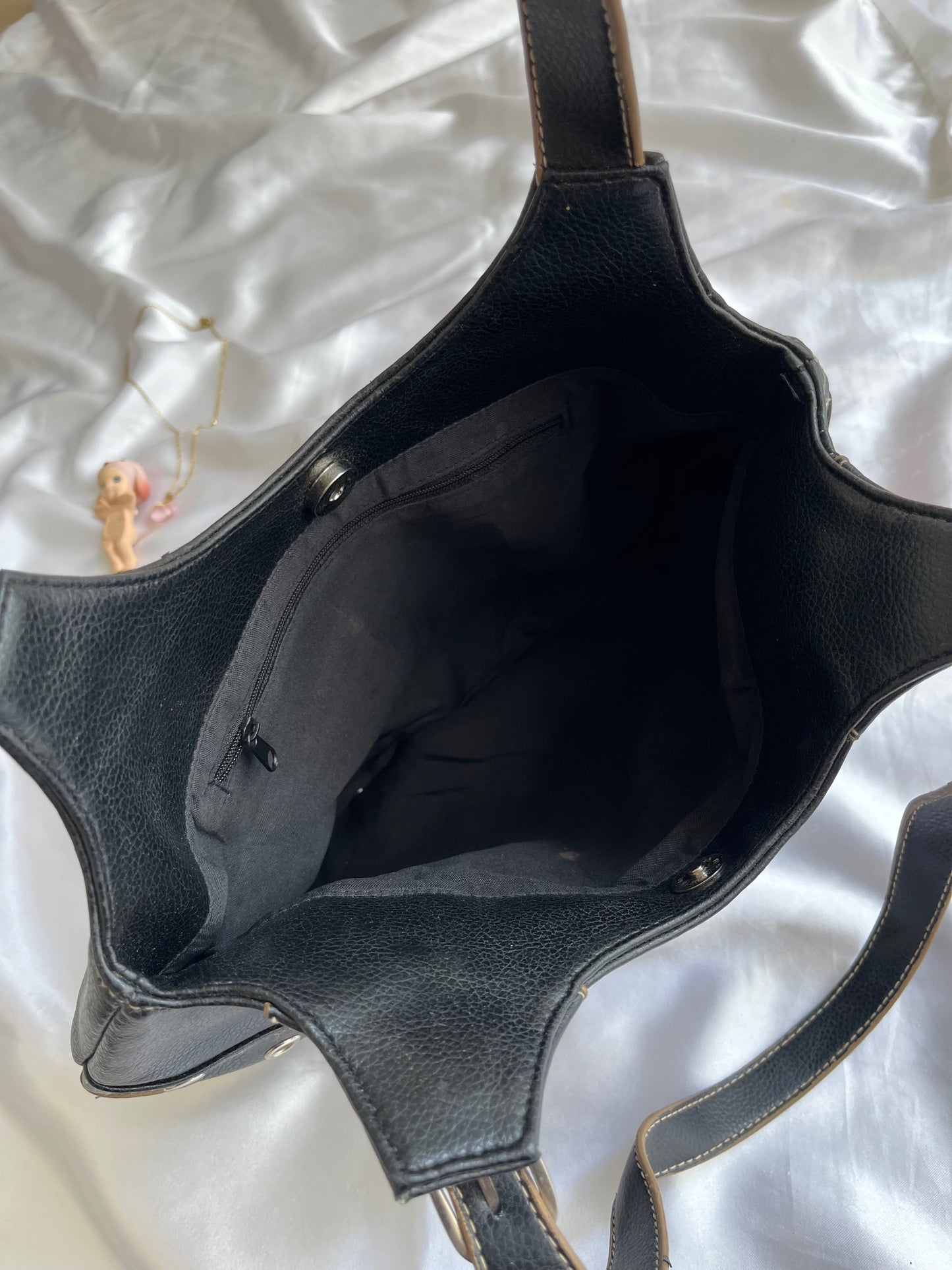 Leather shoulder bag drop