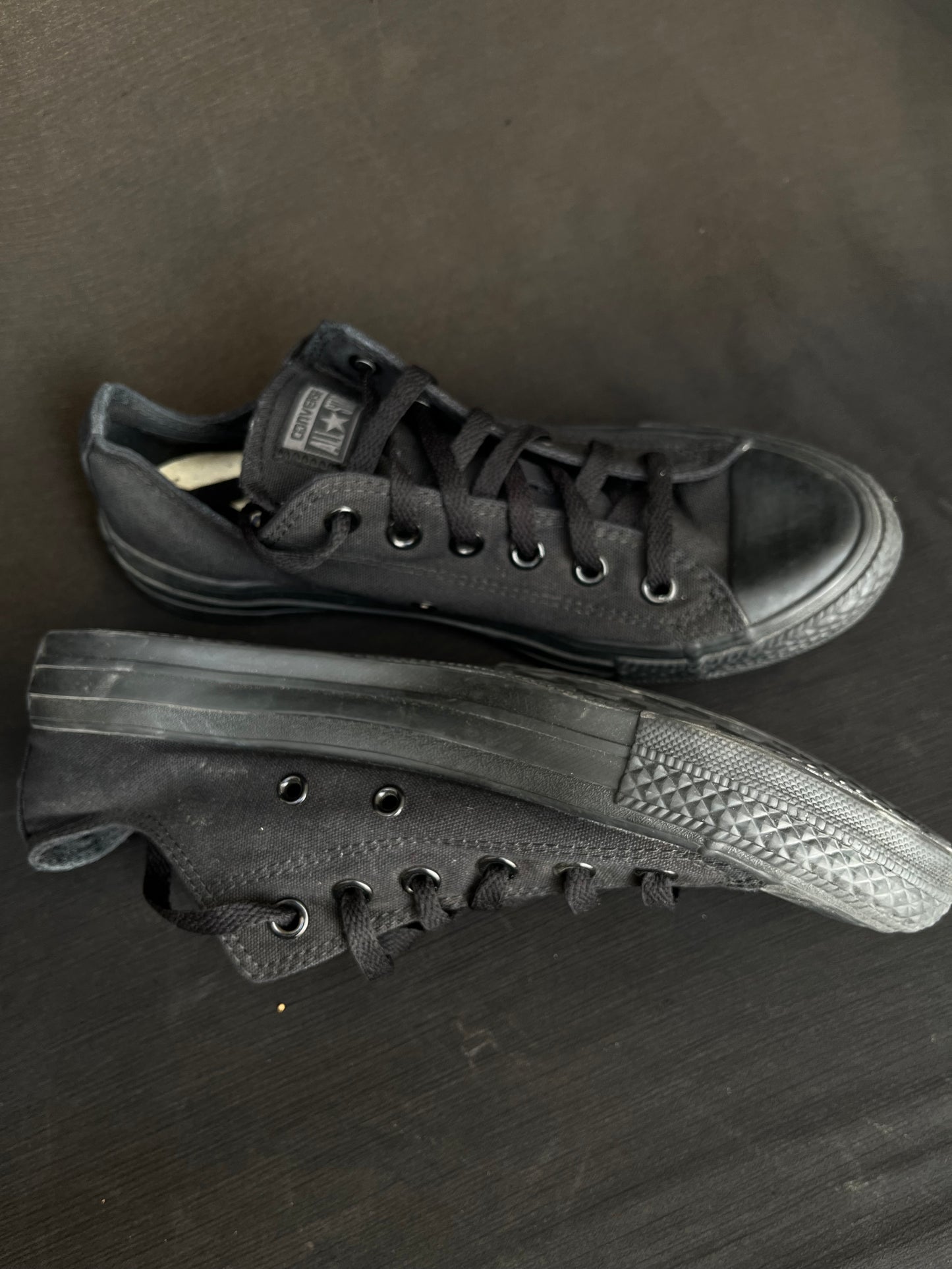 Full black lowtop converse