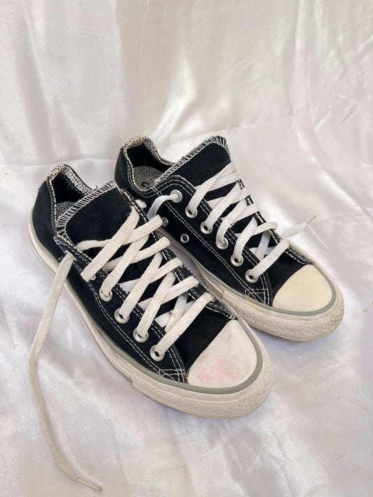 Special edition doted black lowtop converse