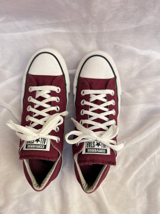 Dark maroon (deep Bordeaux) lowtop converse