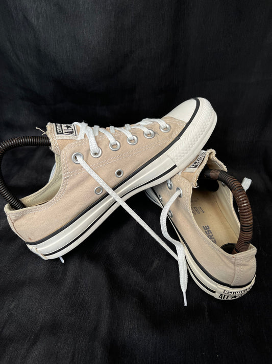 Beige lowtop converse (41)
