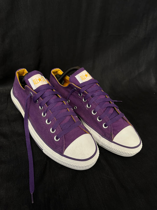 Dark purple lowtop converse (42.5)