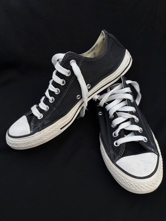 Black lowtop converse — preloved, photo 2 of 3